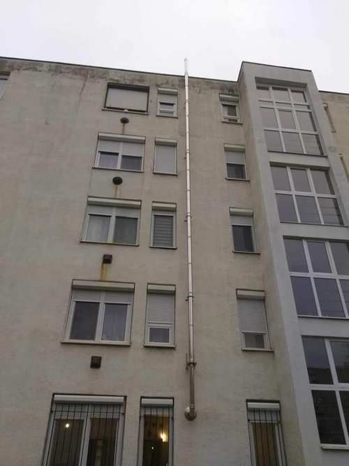 Szerelt kémény a tető mellett